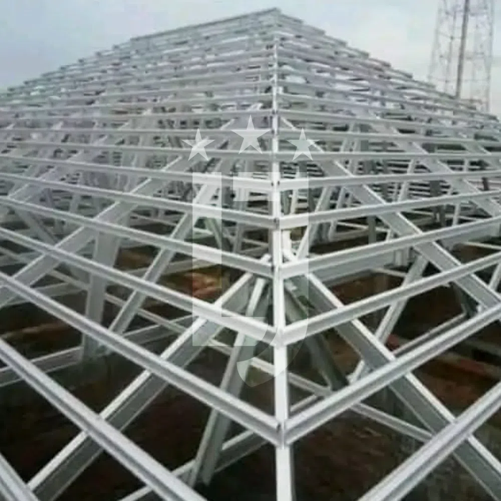 Pemasangan rangka atap baja ringan.