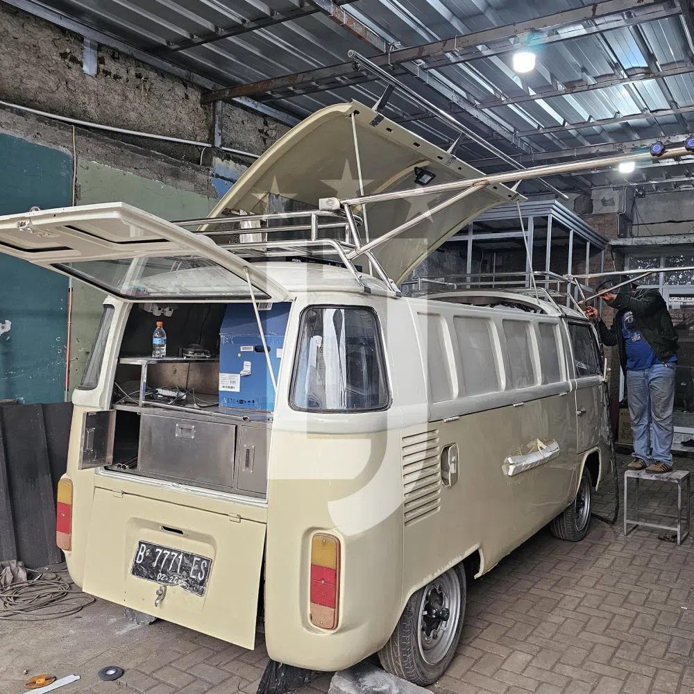 Modifikasi mobil menggunakan konstruksi besi dan stainless steel.