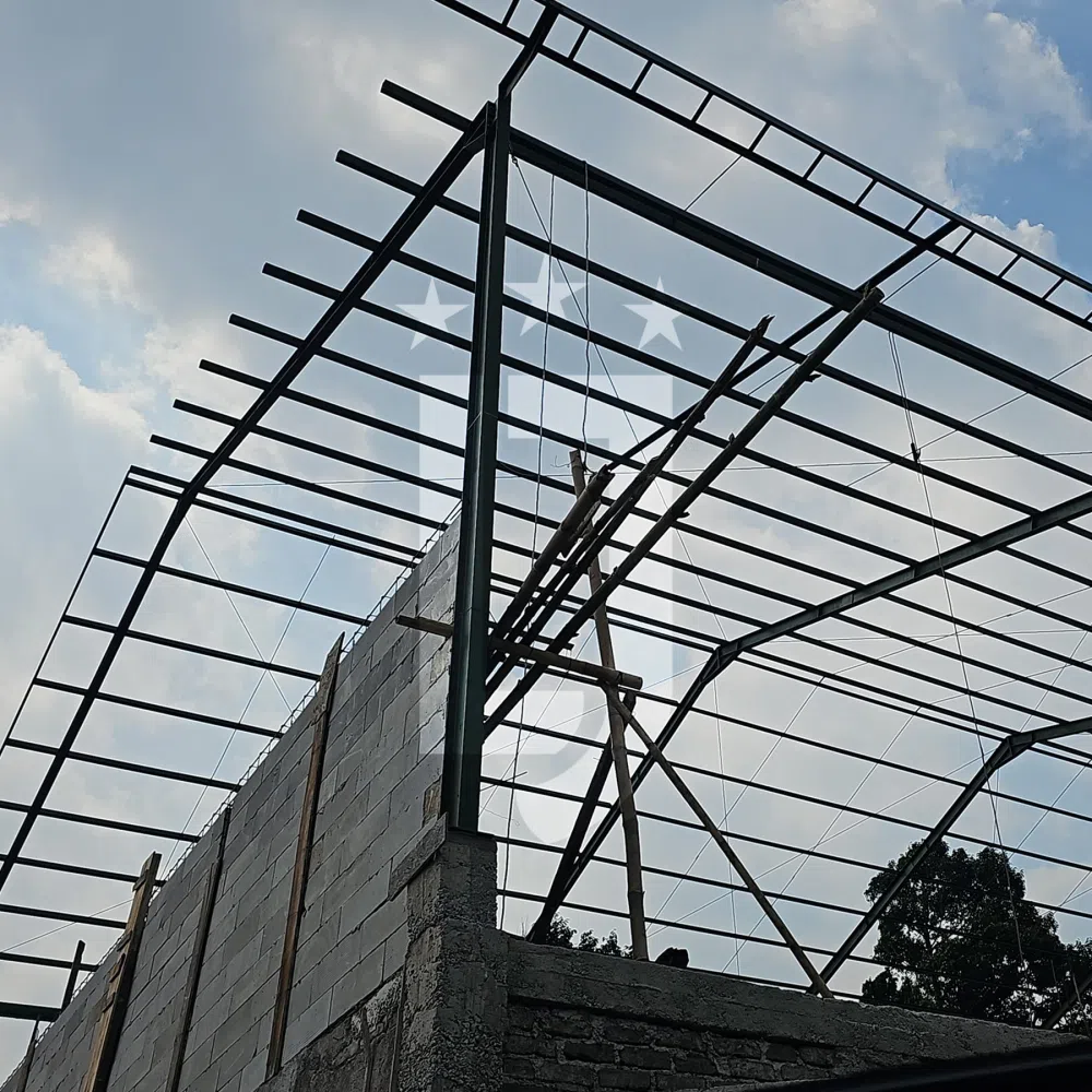 Pemasangan rangka atap baja WF.