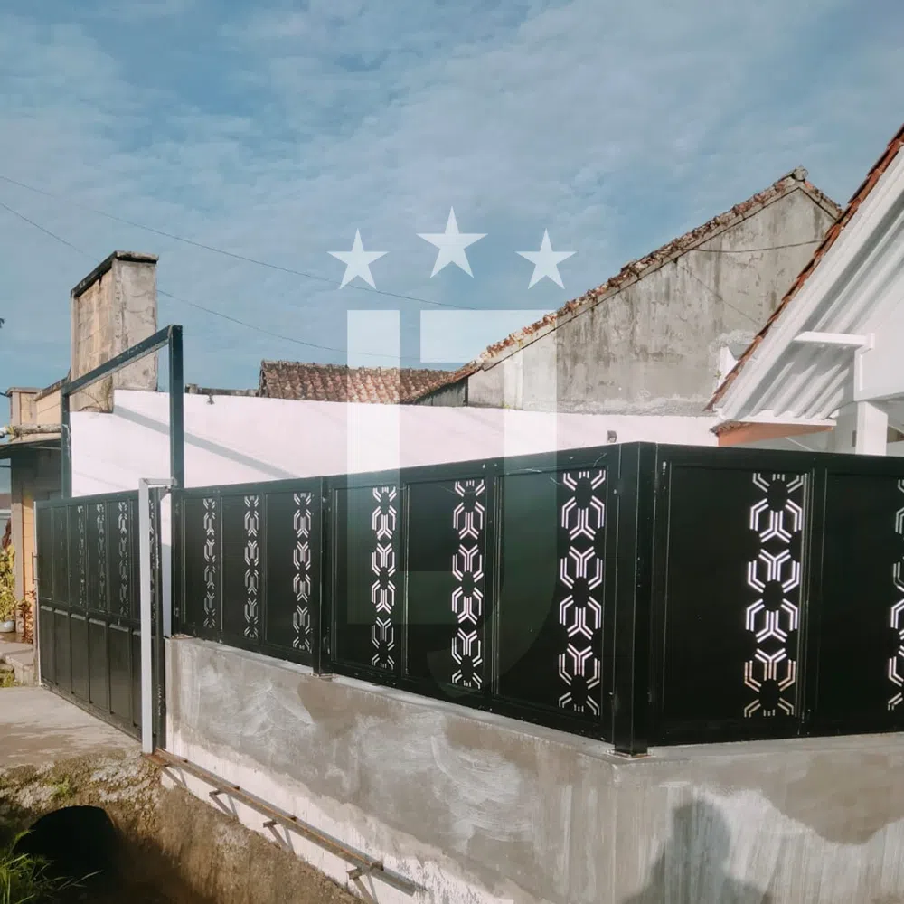Pagar besi minimalis untuk rumah tinggal.